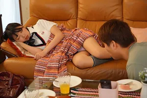 Chàng trai trộm nhìn quần lót ghệ em ghệ đang ngủ thì bị phát hiện