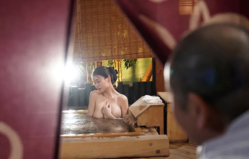 Người tình của con trai bị bố ông xã nhìn trộm khi đang tắm rồi trả bài đến mang thai